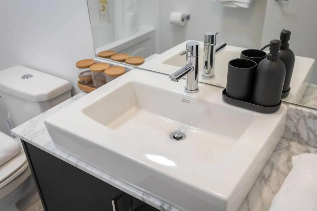 Lux 1 Br-Den Dwtn Condo Near Cn Tower With Parking Toronto Canada