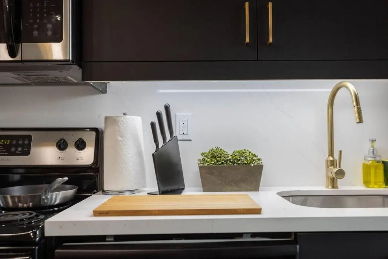 Lux 1 Br-Den Dwtn Condo Near Cn Tower With Parking Toronto Canada