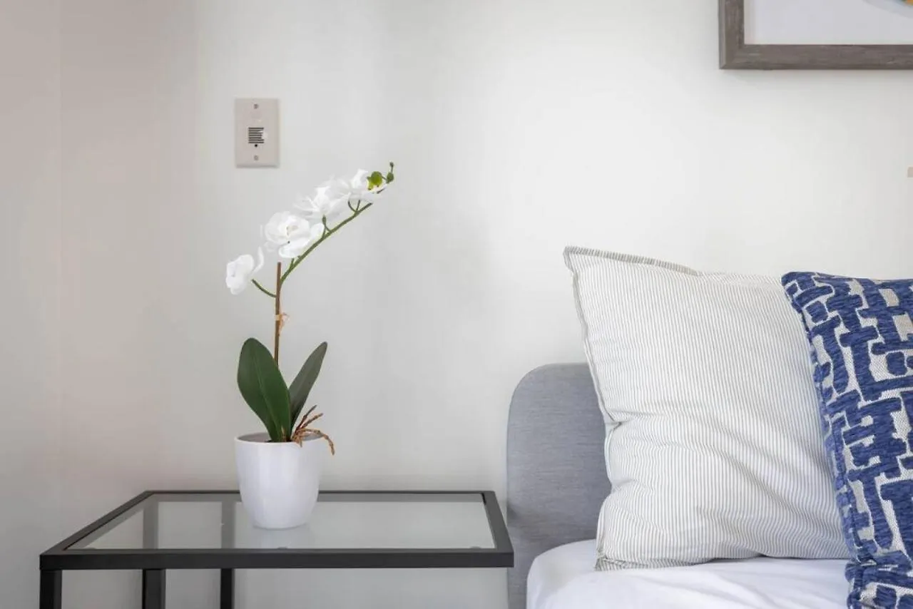 Lux 1 Br-Den Dwtn Condo Near Cn Tower With Parking Toronto Canada